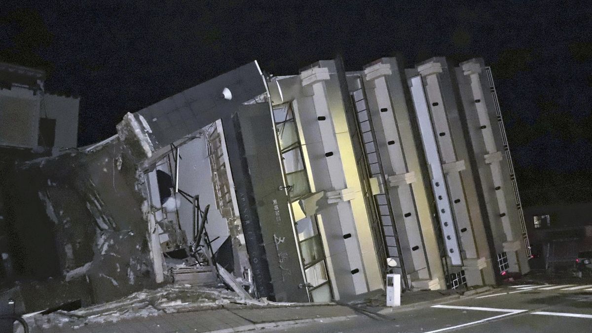 Japonci prohledávají trosky budov, silné zemětřesení má nejméně čtyři oběti